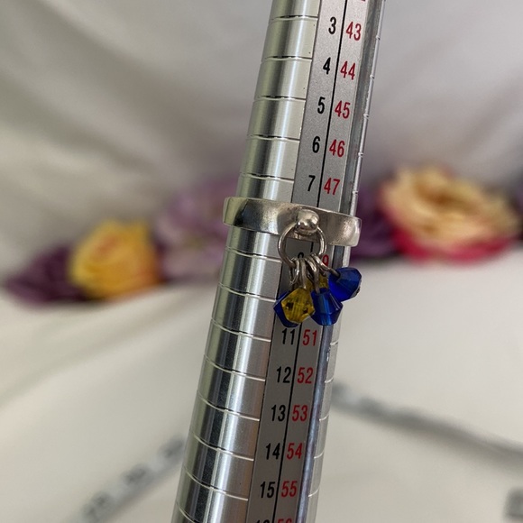 Dangling yellow and blue crystals on a silver toe ring - Picture 7 of 10